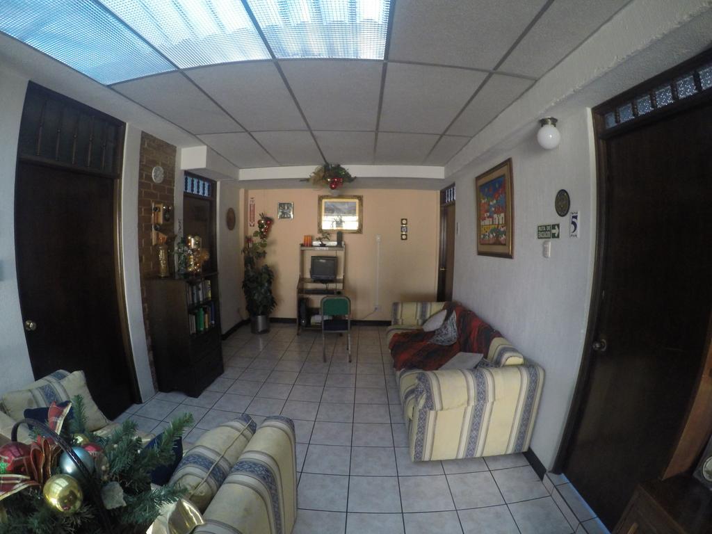 Mariana'S Petit Hotel Guatemala City Room photo
