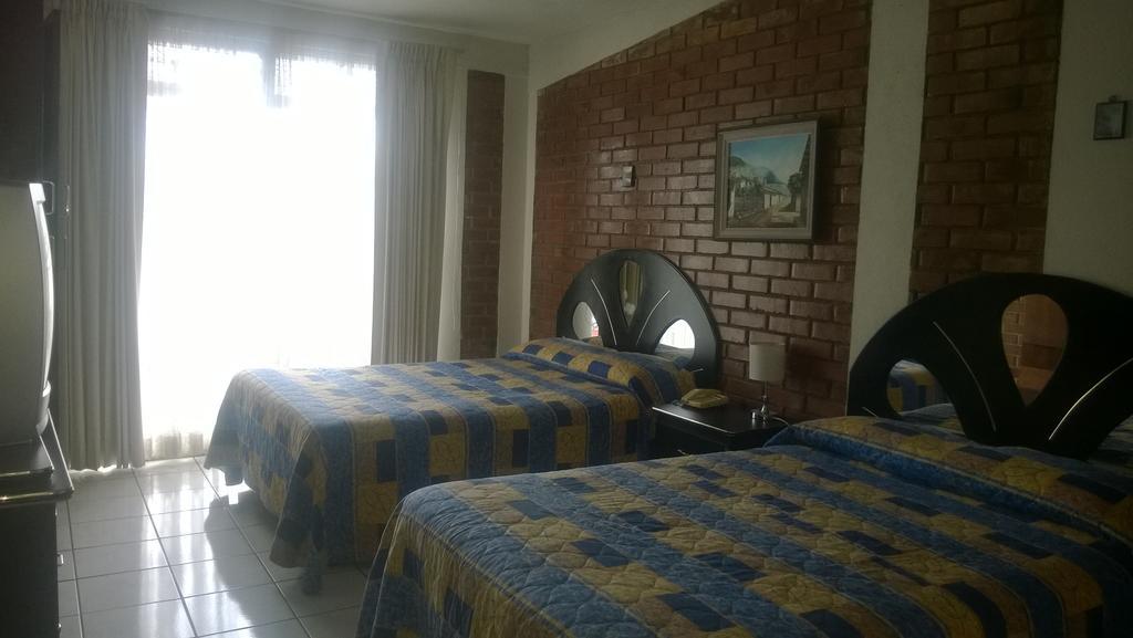 Mariana'S Petit Hotel Guatemala City Room photo